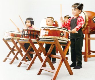 郷のひびきシリーズ幼保向け和太鼓Bセット(バチ付) HG-B | 鈴木楽器製作所