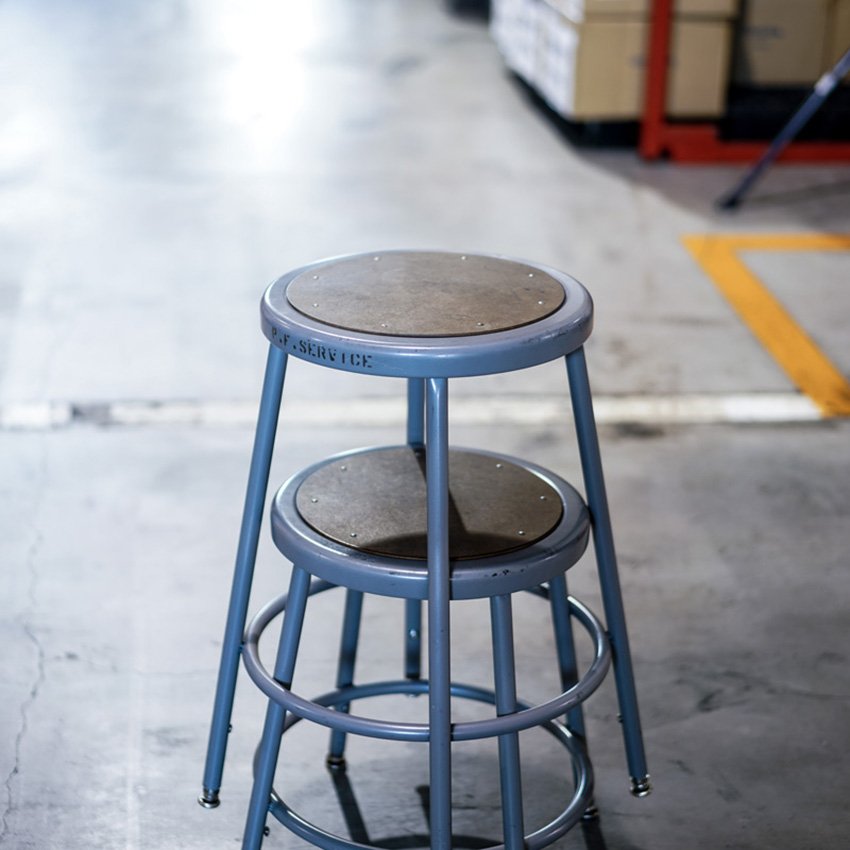 アメリカの学校でも使われる工業用スツール「LAB STOOL」。自宅の