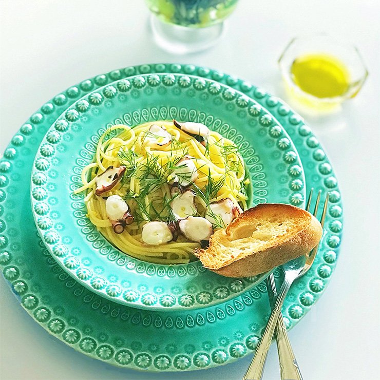 ポルトガルを代表する陶器メーカー ボルダロピニェイロのテーブル