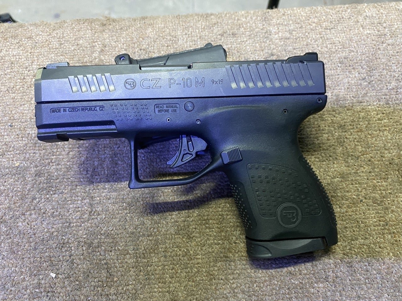 コンシールドキャリー（Concealed carry ）とは？CZ P10M とCZ P10C