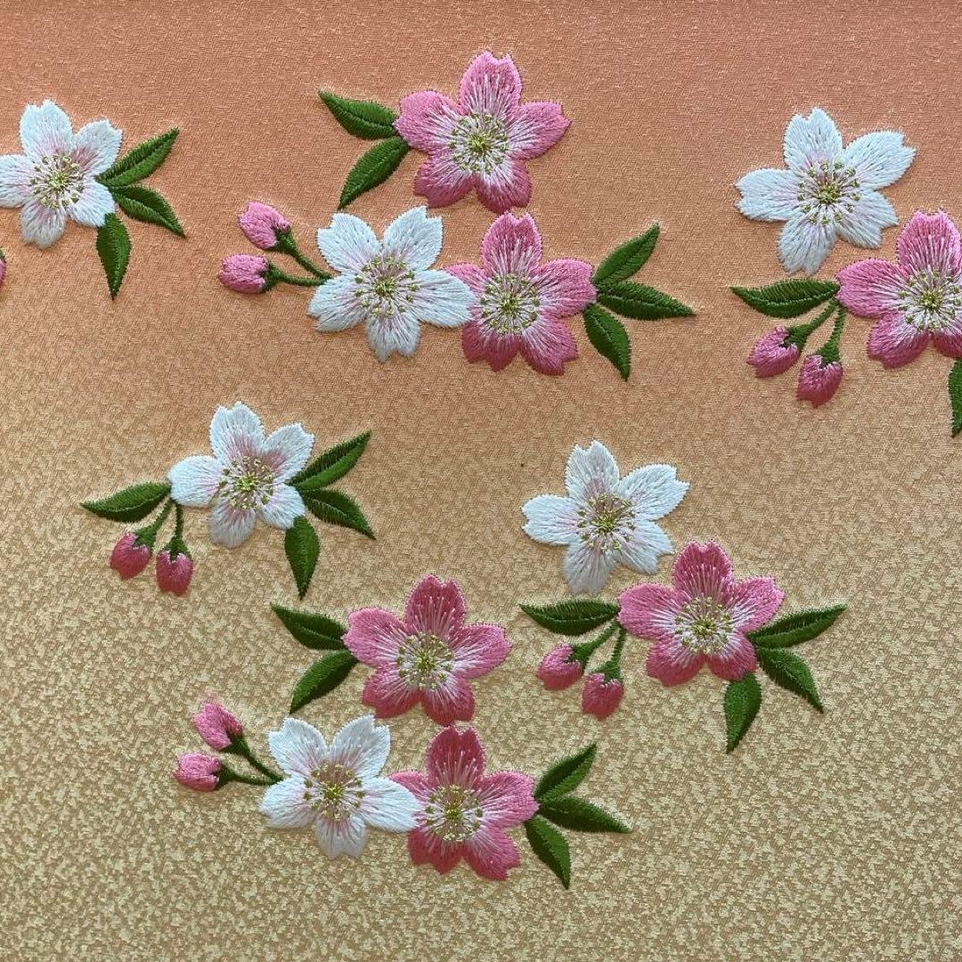 雛人形　桃の節句　桜の刺繍三つ折り焼桐屏風