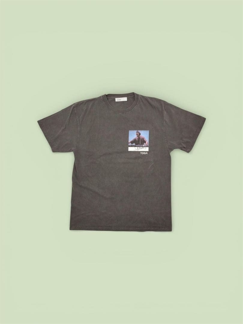 TOGA x JEFF MILLS コラボ Tシャツ Ｌ JEFF MILLS × TOGA、ワールドツアー記念コラボレーションが TOGA