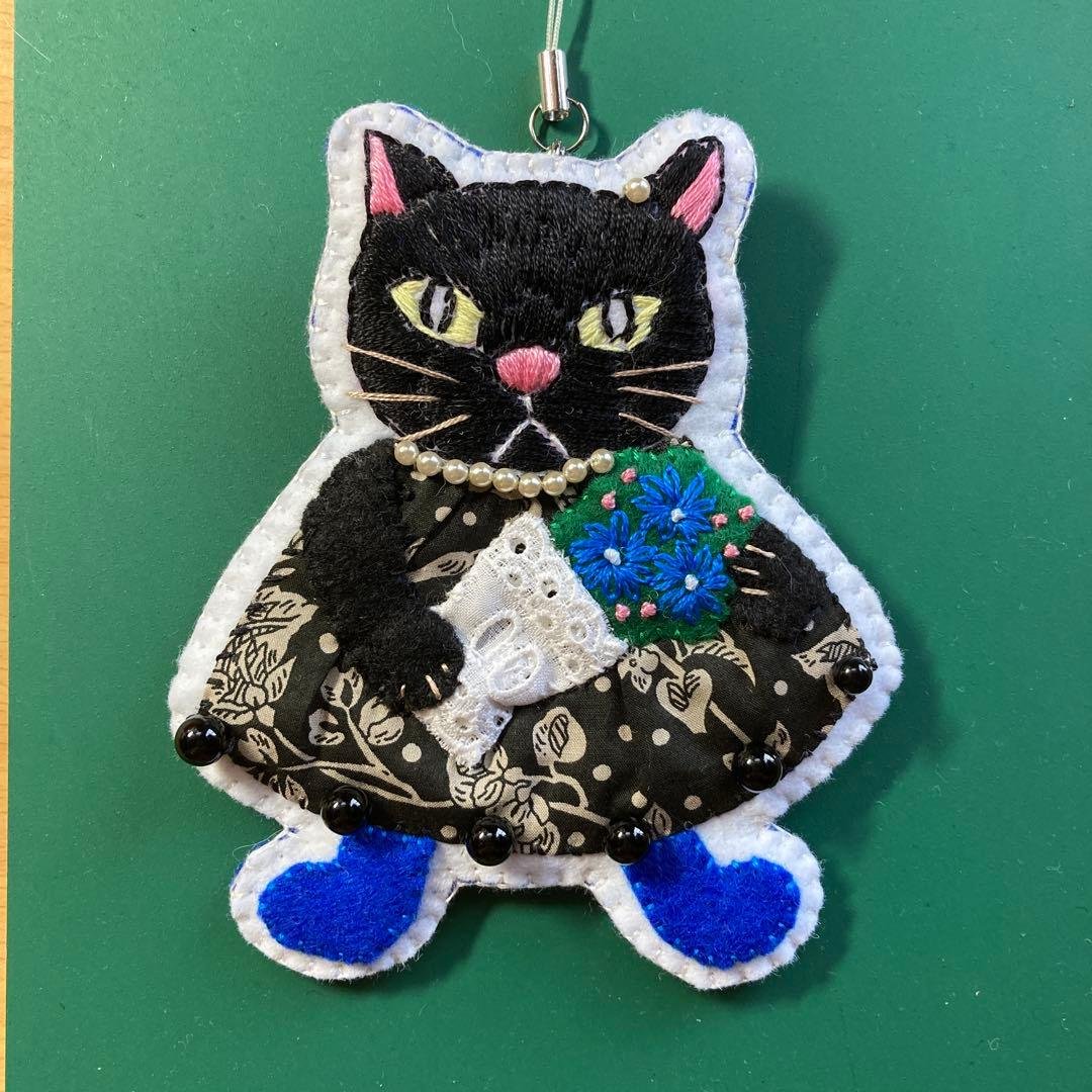 猫刺繍ブローチ チャーム 花束を抱く黒猫 ハンドメイド - メルカリ
