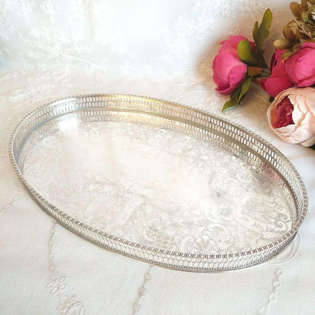 イギリス　アンティーク　シルバートレイ　シルバートレー　銀盆 英国輸入の銀盆、優雅なアンティークシルバートレイ（シルバープレート