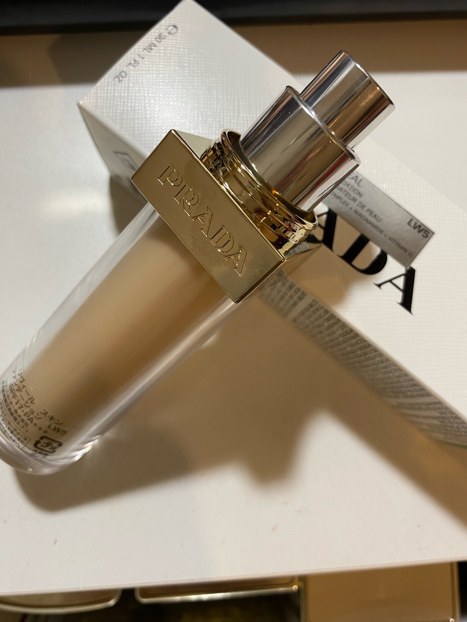 プラダ ビューティ / リヴィール スキン ファンデーション LW5の公式